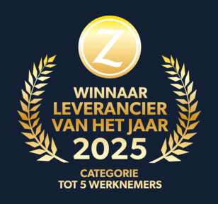 Gouden lauwerkrans op donkerblauwe achtergrond met de tekst 'Winnaar Leverancier van het Jaar 2025 — categorie tot 5 werknemers'.