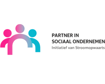 Badge Partner in Sociaal Ondernemen, initiatief van Stroomopwaarts: drie gestileerde figuren in roze, paars en turquoise.