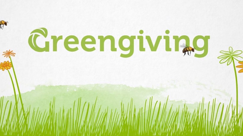 Stilstaand beeld uit de bedrijfsvideo van Greengiving: het logo boven een getekend grasveld met bloemen en bijen.