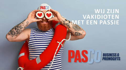 Campagnebeeld van Pasco: een lachende man met rode baard en een reddingsboei om zijn nek houdt twee kokosnoothelften met rode harten voor zijn ogen, naast de tekst 'Wij zijn vakidioten met een passie'.