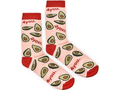 Een paar roze 4you-sokken met een avocadopatroon en rode boord, hiel en teen.