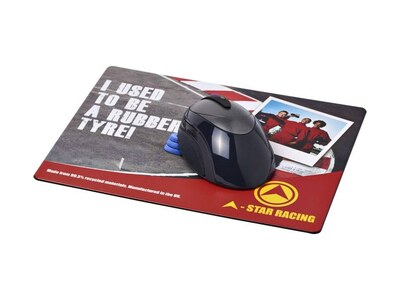 Een bedrukte Eco Tyre muismat met de tekst 'I used to be a rubber tyre!' en een racelogo, met een computermuis erop.