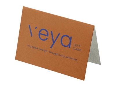 Een oranje Veya-cadeaubon die rechtop staat, met in blauw het woordmerk 'veya gift card' en de regel 'branded design, thoughtfully selected'.