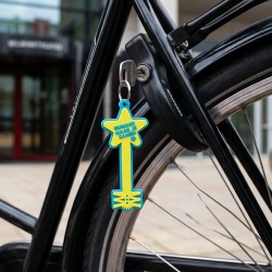 De custom made stervormige sleutelhanger van de campagne Rumoer, hangend aan een fietsslot.