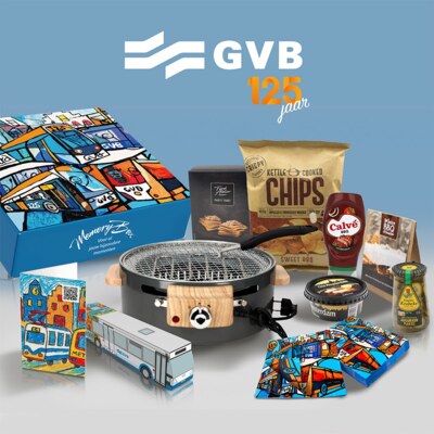 Het GVB-kerstpakket voor 125 jaar GVB: een doos met illustraties van Amsterdamse trams, een tafel-BBQ, hapjes, onderzetters en een model van een GVB-bus.